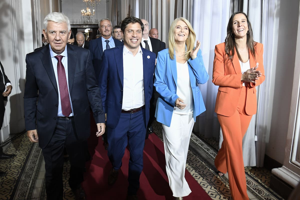 Kicillof, con los titulares de ambas cámaras legislativas, Dichiara y Magario, y la diputada provincial Lucía Iañez