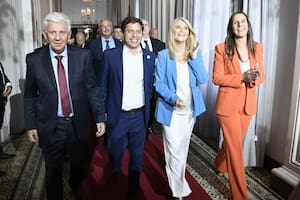 Kicillof, con los titulares de ambas cámaras legislativas, Dichiara y Magario, y la diputada provincial Lucía Iañez