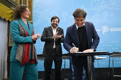 Kicillof, con Luisa Brumana (representante de Unicef en la Argentina) y Nicolás Kreplak (ministro de Salud bonaerense), en La Plata