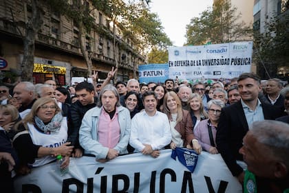 Kicillof, con Magario, intendentes, funcionarios bonaerenses, rectores y sindicalistas universitarios, este martes en la marcha de las universidades