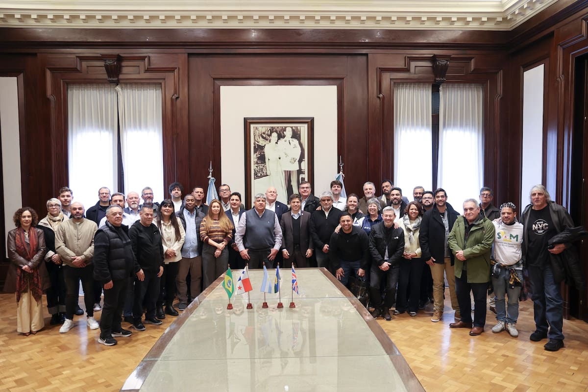 Kicillof, con Pablo Moyano y otros sindicalistas, en el Salón de Acuerdos de la Casa de Gobierno provincial, en La Plata