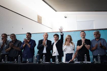 Kicillof, con parte de su gabinete, Magario y el intendente De Jesús, en una reunión con empresarios y comerciantes de Mar de Ajó, este miércoles por la tarde