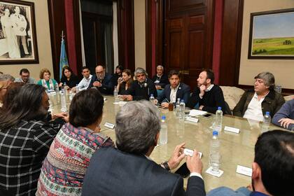 Kicillof, con sus funcionarios y los sindicalistas estatales, este martes, en La Plata