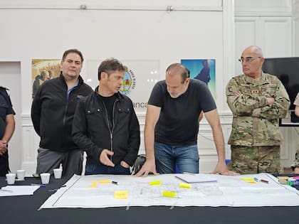 Kicillof, con Susbielles, a fines del año pasado, luego de un temporal que azotó Bahía Blanca