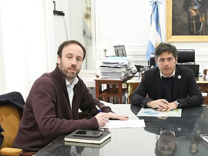 Axel Kicillof, junto a Pablo López (ministro de Economía)