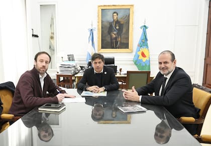 Kicillof, con Susbielles y Pablo López (ministro de Economía), la semana pasada, en La Plata