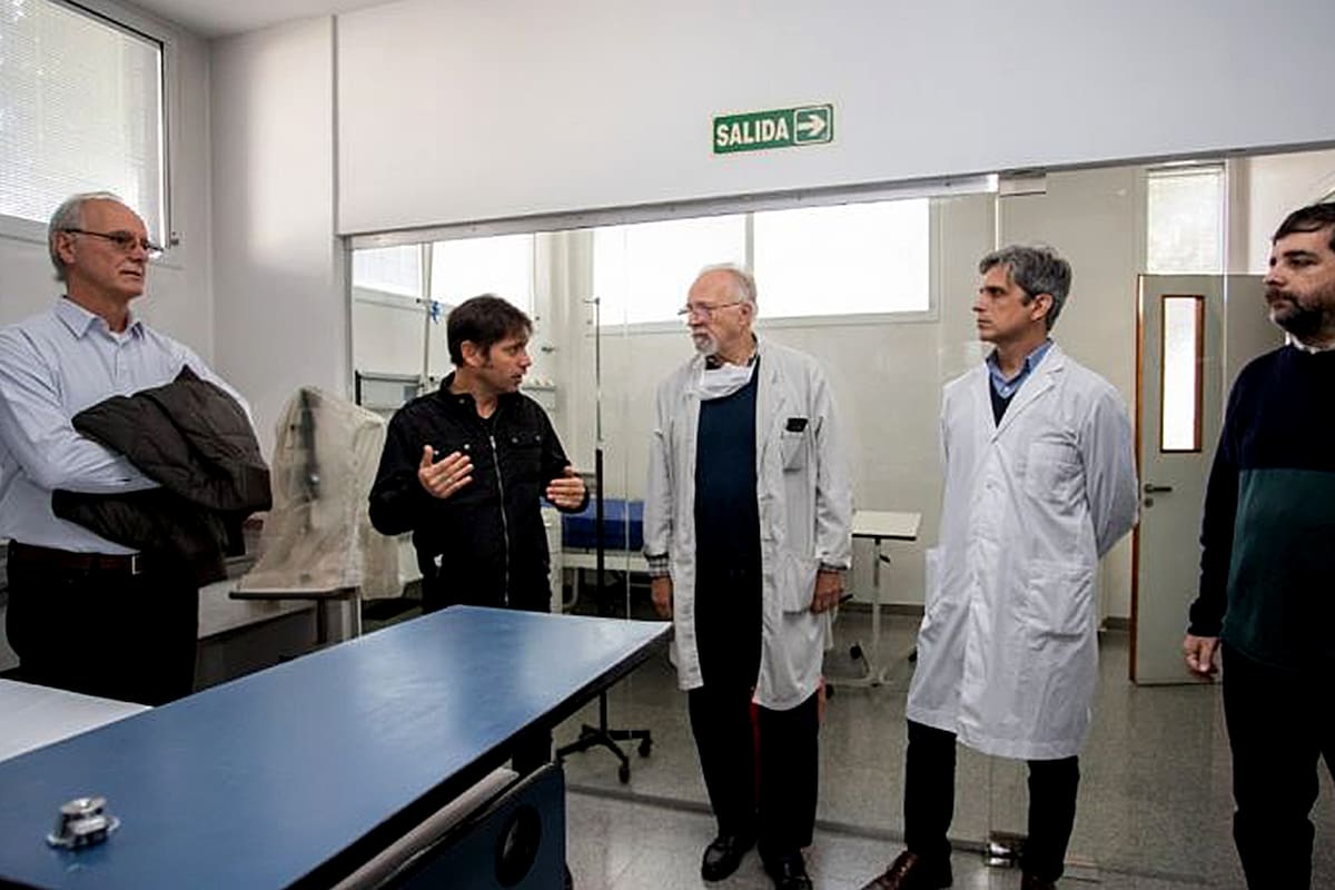 Kicillof durante la visita al hospital Manuel Belgrano