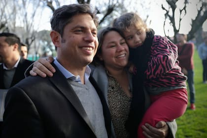 Kicillof, durante una entrega de escrituras, al frente de un acto de gobierno , tras la sucesión de episodios violentos.
