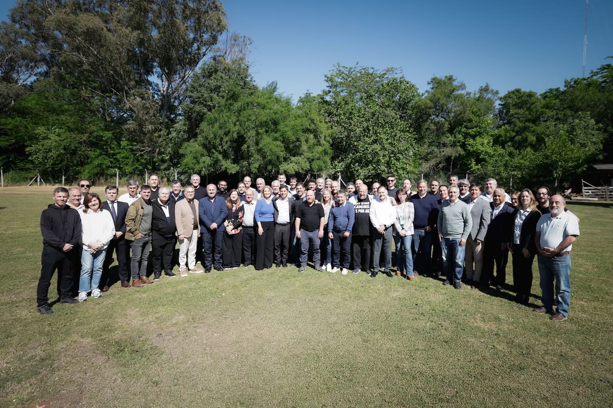 Kicillof e intendentes del Movimiento Derecho al Futuro, en Berazategui