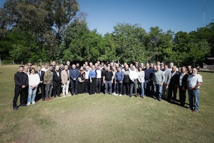 Kicillof e intendentes del Movimiento Derecho al Futuro, en Berazategui