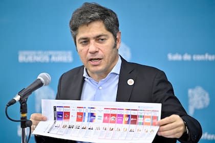Kicillof, el lunes pasado, con una boleta única de papel, al explicar cómo se vota y criticar el sistema