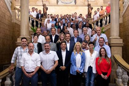 Kicillof, el mes pasado, con Máximo Kirchner, intendentes y funcionarios