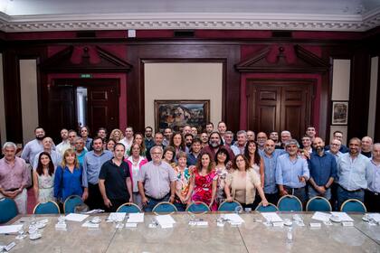 Kicillof, en el centro de la foto con sindicalistas y funcionarios, entre Roberto Baradel (Suteba) y Oscar de Isasi (ATE)