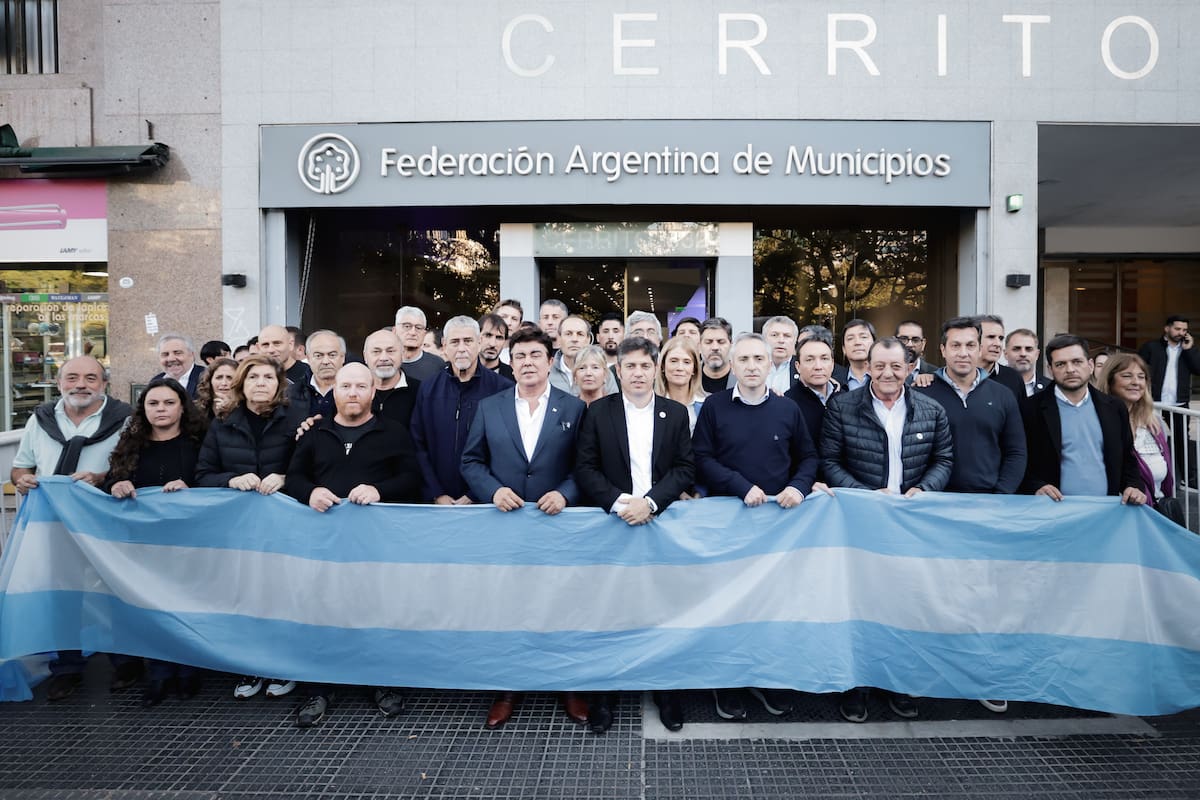 Kicillof, en la FAM, con intendentes y funcionarios tras la protesta en Capital Humano