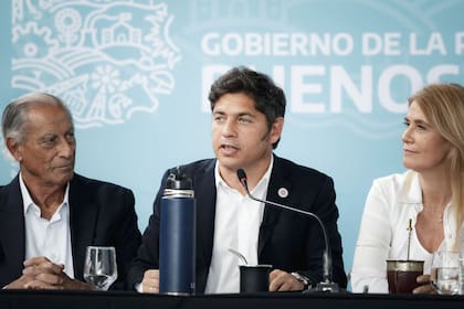 Kicillof encabezó la primera reunión productiva de la temporada
El gobernador de la provincia de Buenos Aires, Axel Kicillof, encabezó este miércoles en el partido de La Costa la primera reunión con representantes del turismo, la industria y diferentes sectores productivos de la región. Fue en el Espacio Cultural Mar de Ajó, junto a la vicegobernadora Verónica Magario; los ministros de Producción, Ciencia e Innovación Tecnológica, Augusto Costa; y de Desarrollo Agrario, Javier Rodríguez; y el intendente local, Juan de Jesús.