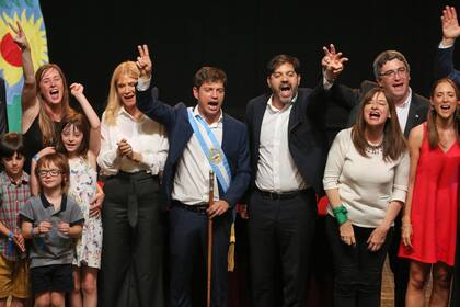 Kicillof, entre Verónica Magario y Carlos Bianco, en la jura de ministros