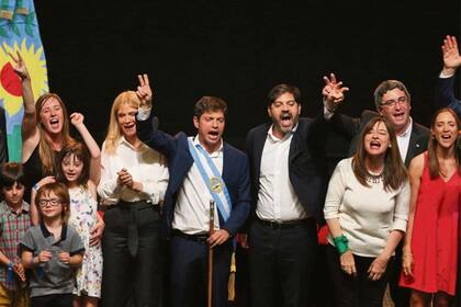 Kicillof, entre Verónica Magario y Carlos Bianco, en la jura de ministros