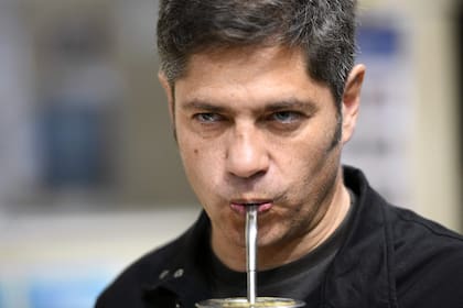 Kicillof, este domingo en la fila de votación, en La Plata