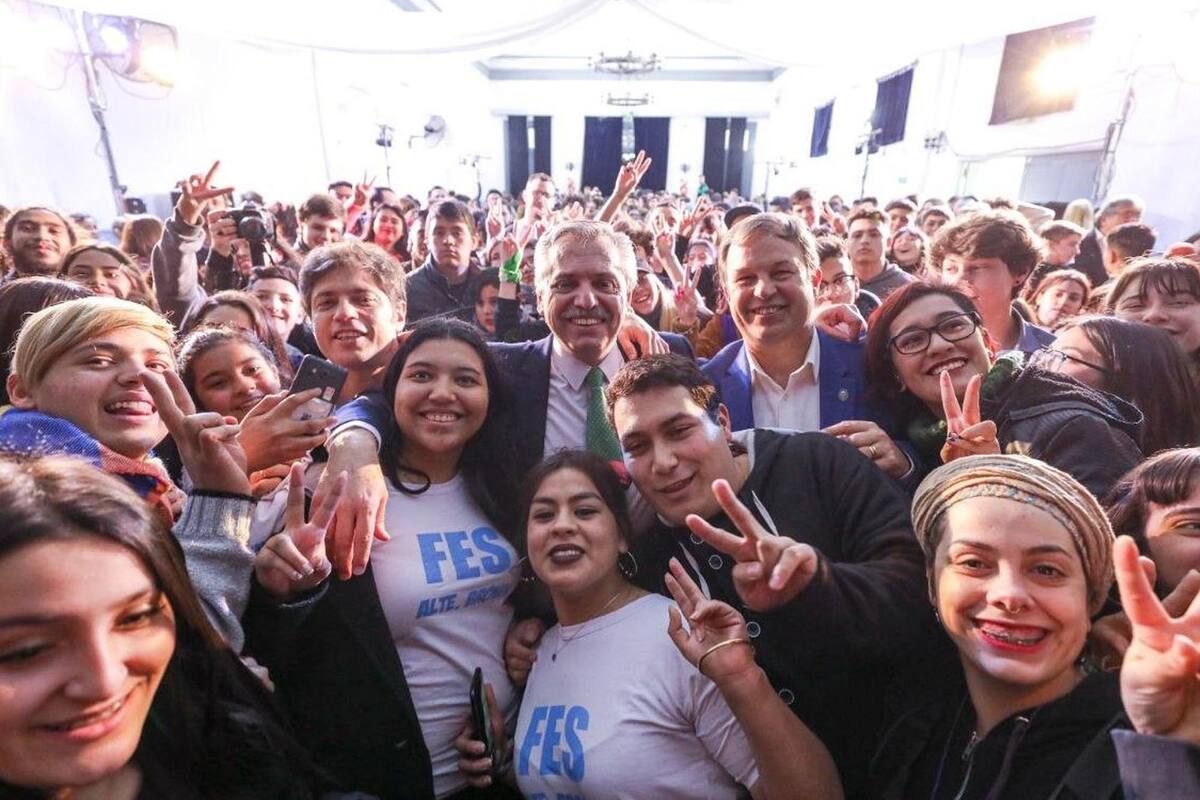 Kicillof, Fernández y Mariano Cascallares, junto a estudiantes en Almirante Brown