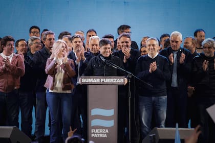 Kicillof flanqueado por Carlos Bianco y Andrés Larroque, sus dos principales laderos y propulsores de su conducción; y acompañado también por la vice Verónica Magario y el ministro Gabriel Katopodis, sus elegidos para competir en las dos secciones más populosas