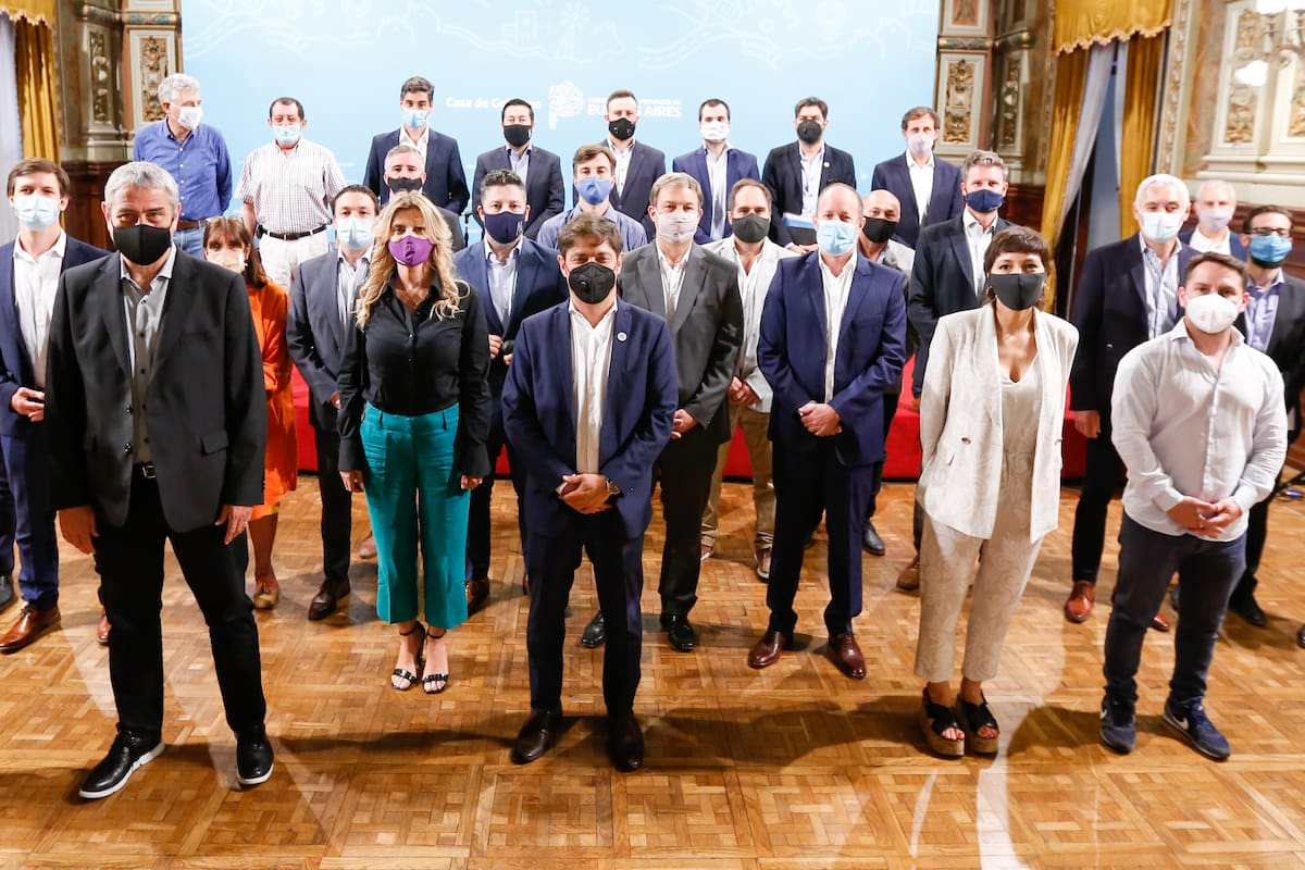 Kicillof hoy en la Gobernación de la provincia de Buenos Aires acompañado de intendentes del GBA