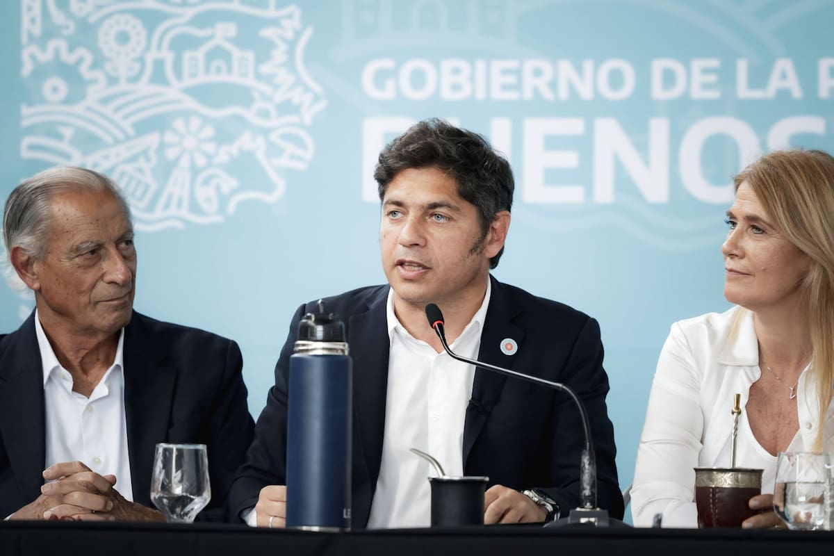 Kicillof, junto a la vicegobernadora Verónica Magario, y al intendente del Partido de La Costa, Juan de Jesús