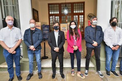 Kicillof, Máximo Kirchner y funcionarios en un centro de vacunación