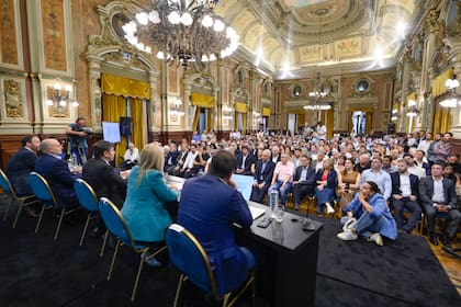 Kicillof presentó sus proyectos de ley a intendentes y legisladores.
