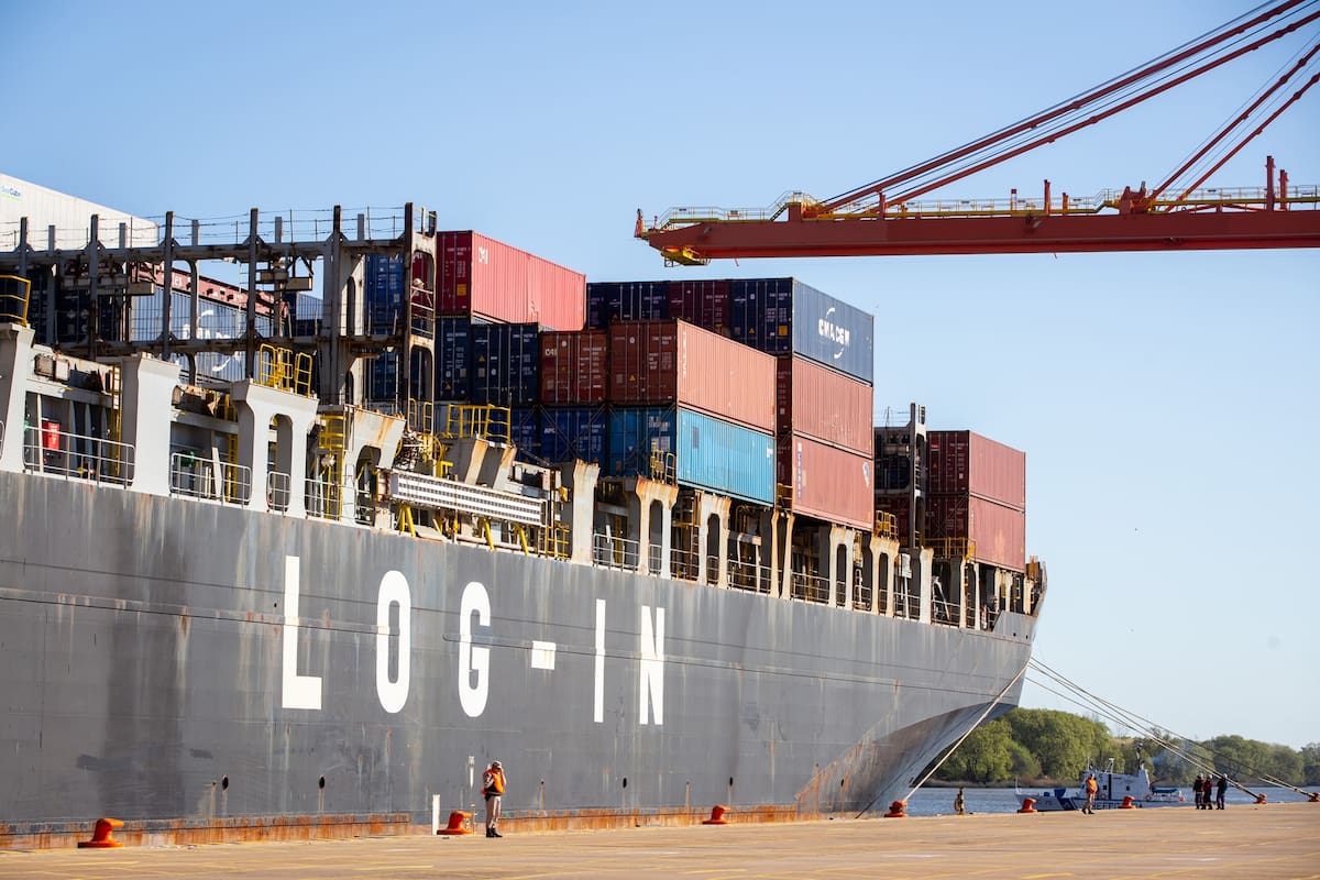 Kicillof recibió al primer buque que realiza un servicio de importación y exportación desde el puerto de La Plata hacia China