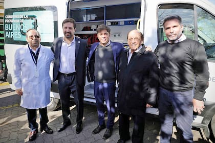 Kicillof recorrió obras y presentó una ambulancia en Berazategui, junto a Juan José Mussi