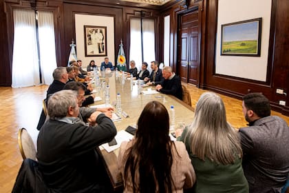 Kicillof repartió 14,179 millones de pesos entre alcaldes díscolos del peronismo y opositores.