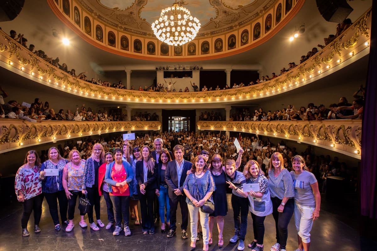 Kicillof reunió ayer a directivos de instituciones educativas en el teatro Roma, de Avellaneda