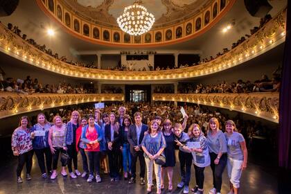 Kicillof reunió ayer a directivos de instituciones educativas en el teatro Roma, de Avellaneda