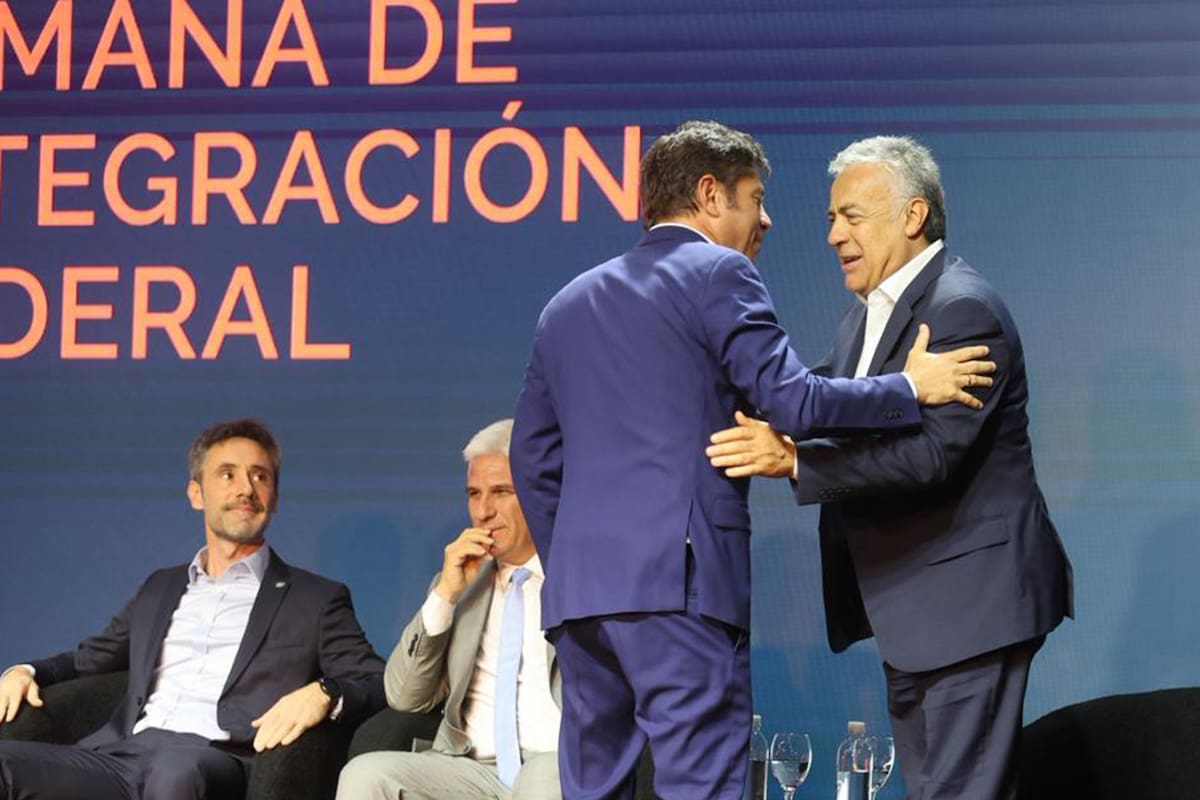 Kicillof saluda a Cornejo, al llegar retrasado a la jornada, ante la mirada de Lamothe y con Poggi como testigo