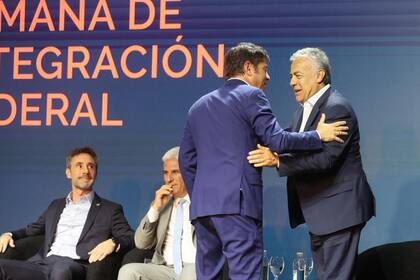 Kicillof saluda a Cornejo, al llegar retrasado a la jornada, ante la mirada de Lamothe y con Poggi como testigo