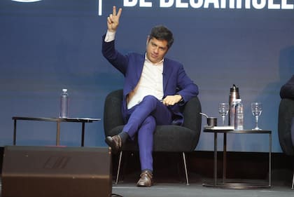 Kicillof saluda a la delegación bonaerense que lo aplaudió en la jornada organizada por el CFI
