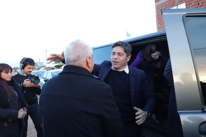 Kicillof saluda a Salazar, el mes pasado, en una visita del gobernador a San Pedro