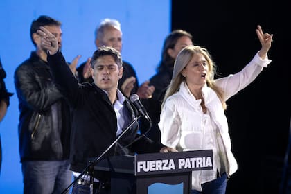 Kicillof saluda a sus seguidores tras las elecciones legislativas nacionales de octubre de 2025, en las que se impuso La Libertad Avanza en la provincia por estrecho margen. Un mes antes, en las legislativas provinciales se había impuesto Fuerza Patria