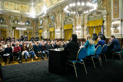 Kicillof se reunió con intendentes bonaerenses y denunció una "catástrofe sanitaria" por la política de Javier Milei
