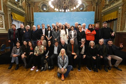 Kicillof se reunió este lunes con artistas y representantes de la cultura, entre ellos Pablo Echarri (abajo a la derecha)