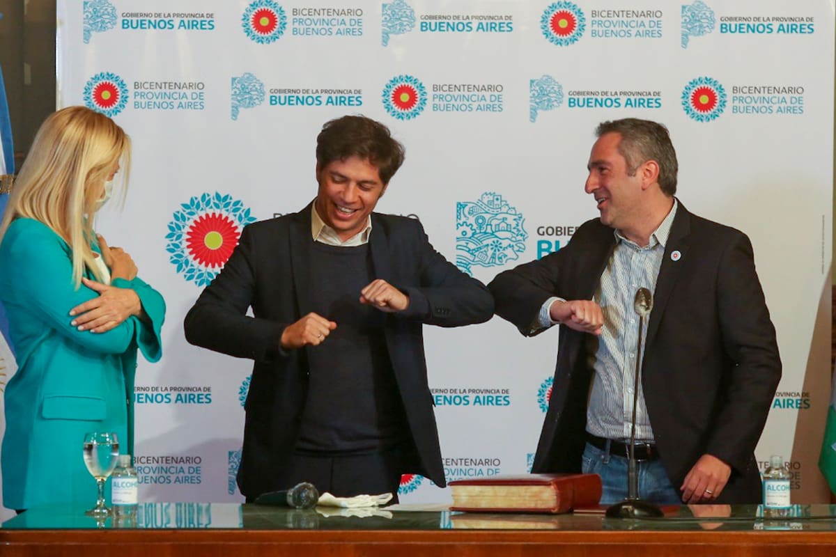 Kicillof tomó juramento al Cuervo Larroque