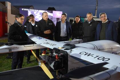 Kicillof y Berni con uno de los drones