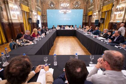 Kicilof recibió al Foro de Intendentes Radicales