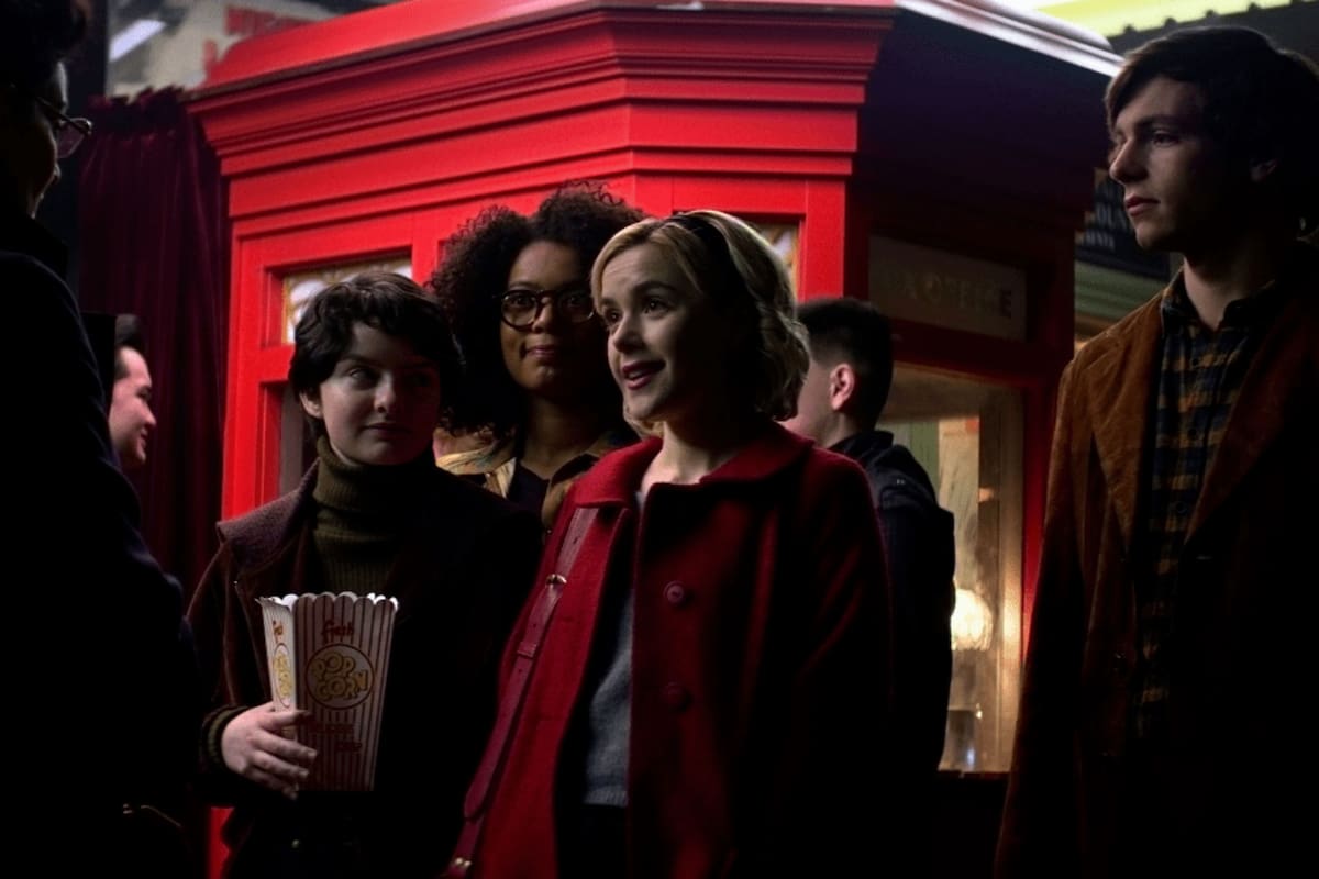 Kiernan Shipka brilla en este revival que funciona como contracara de la sitcom de los noventa