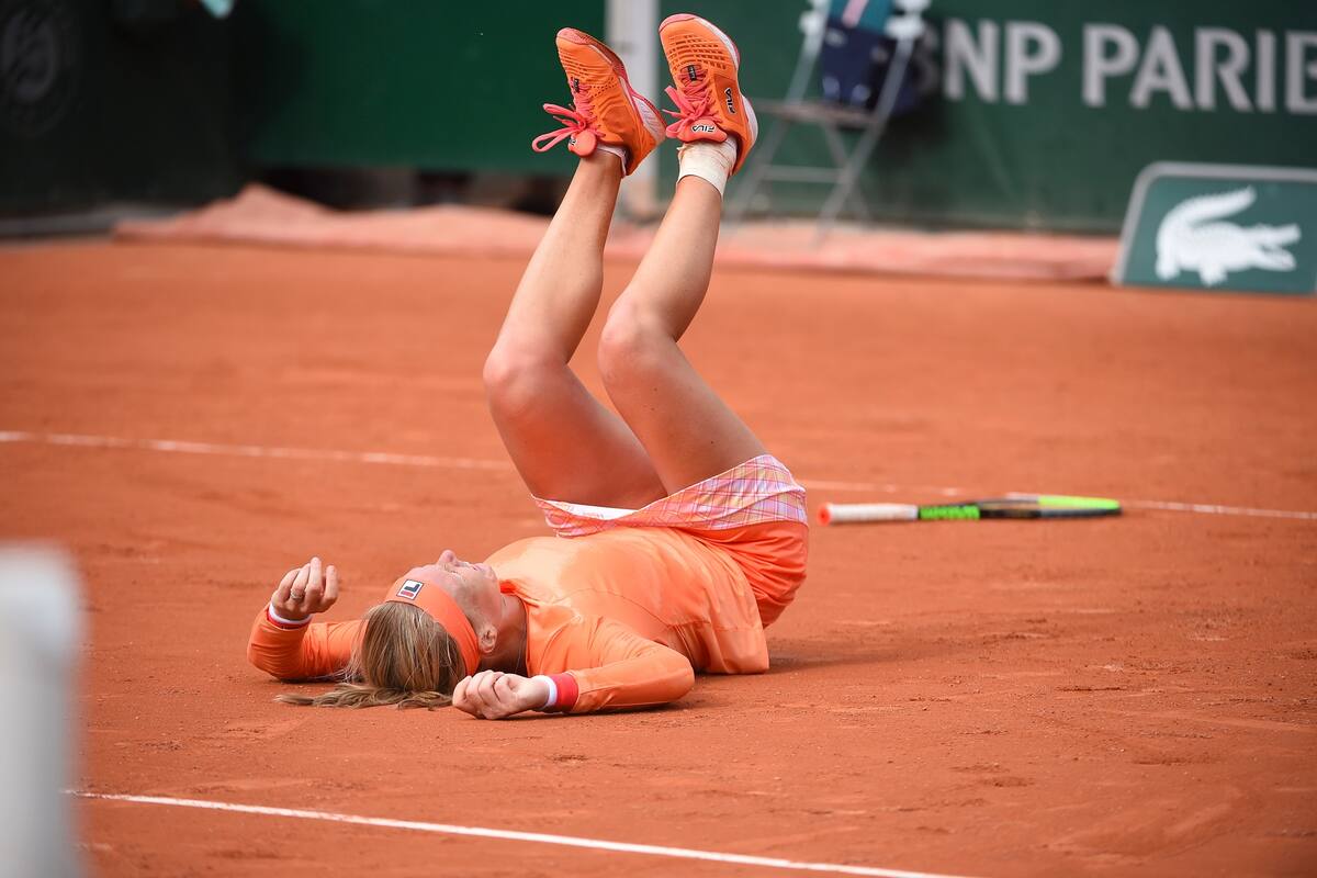 Kiki Bertens de Holanda frente a Sara Errani de Italia durante su partido de tenis de segunda ronda de individuales femeninas en el día 4 del torneo de tenis del Abierto de Francia de Roland Garros 2020 en París el 30 de septiembre de 2020