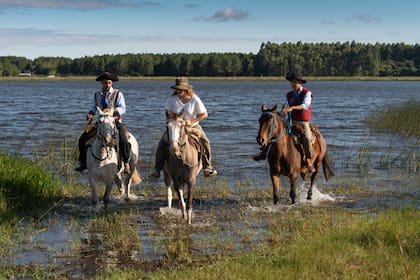 Kiko Damasco propone cabalgatas por los alrededores de la posada, en el Parque Iberá.