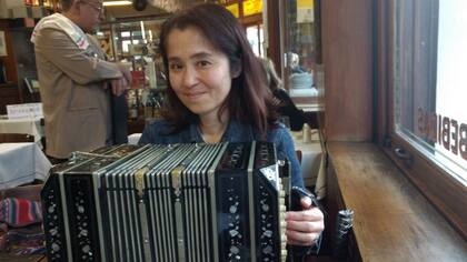 Kikuko exhibe el bandoneón con el que ensaya en todas sus clases