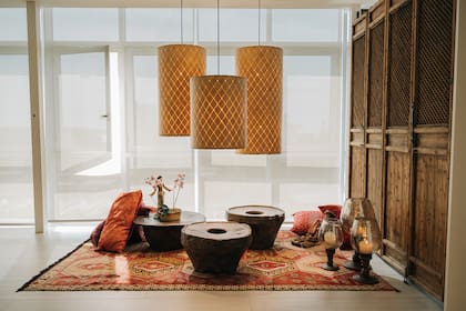 Kilim de Turquía, antiguos morteros de teca (todo de Desde Asia) y lámparas de chapa de bambú (Patricia Lascano).