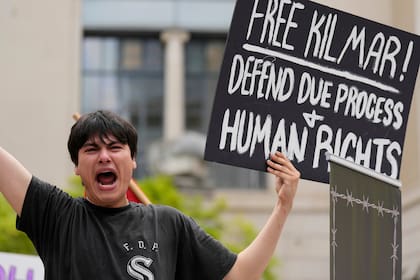 Kilmar Abrego García, migrante salvadoreño deportado erróneamente, enfrenta un limbo legal: mientras un juez federal ordenó su liberación bajo fianza, ICE amenaza con deportarlo nuevamente antes de su juicio por tráfico de personas