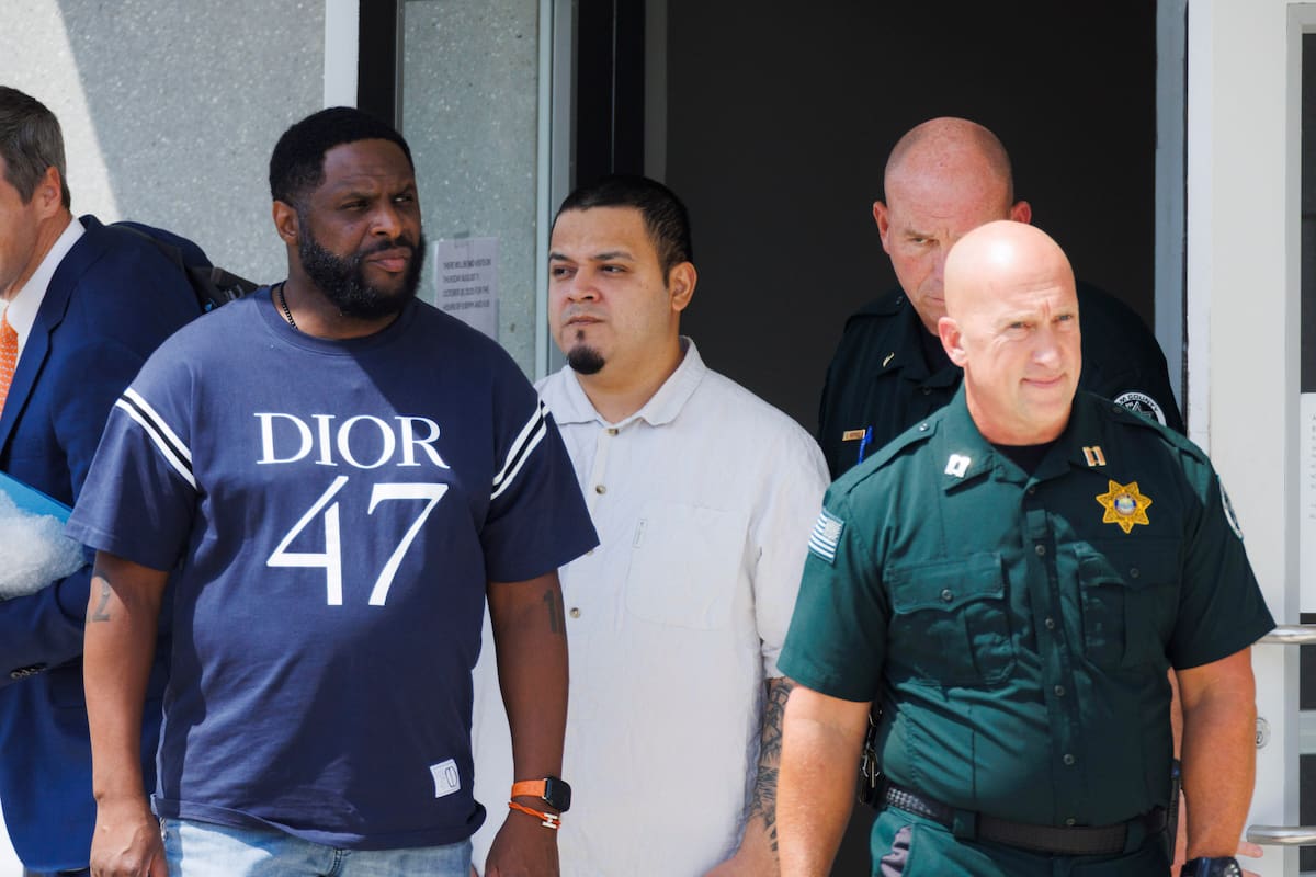 Kilmar Ábrego García, tercero de derecha a izquierda, sale de la cárcel del condado Putnam, el viernes 22 de agosto de 2025, en Cookeville, Tennessee